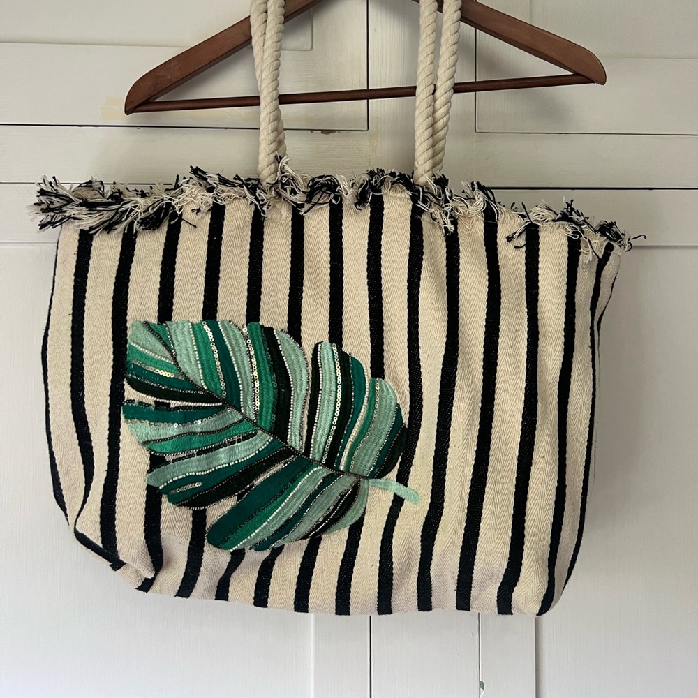 Stylish canvas beach bag with rope handles and palm embellishment